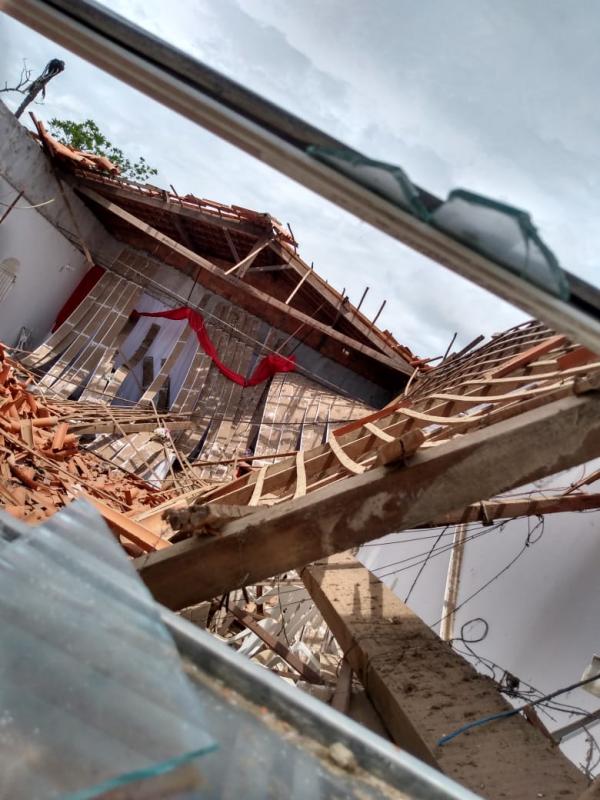 Teto de igreja evang&eacute;lica desaba em Bar&atilde;o de Graja&uacute;.(Imagem:FlorianoNews)