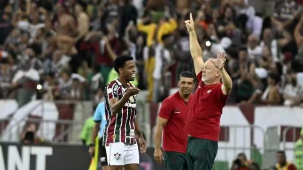 Keno e Mano comemoram vit&oacute;ria do Fluminense contra o S&atilde;o Paulo.(Imagem:Andr&eacute; Dur&atilde;o)