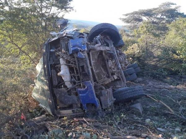Caminhão tomba em estrada e motorista fica ferido no Sul do Piauí