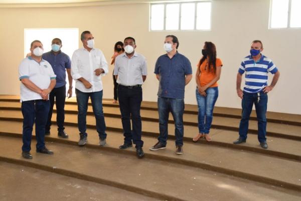 Prefeito Joel visita obra de reforma do Mercado do Cruzeiro