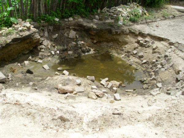&aacute;gua parada em plena temporada de combate ao mosquito transmissor da Dengue(Imagem:L&eacute;o Miranda)