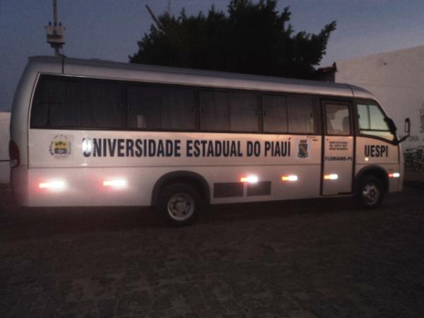 &Ocirc;nibus Escolar da UESPI campus de Floriano(Imagem:Cida Santana)