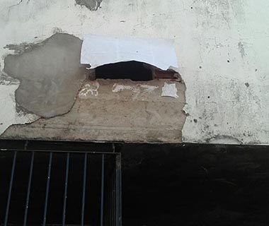 Presos tentam esconder buraco em parede com papel em tentativa de fuga