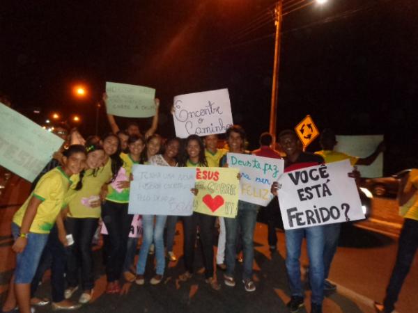 Jovens participaram de Caminhada para Jesus em Floriano