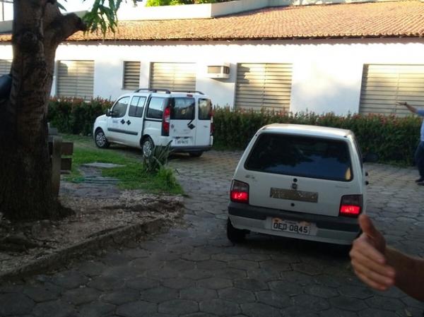 Condenados por estupro coletivo são transferidos sob gritos de 'assassinos'