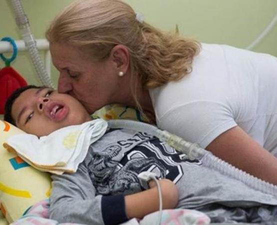 Enfermeira adota garoto com paralisia abandonado pelos pais