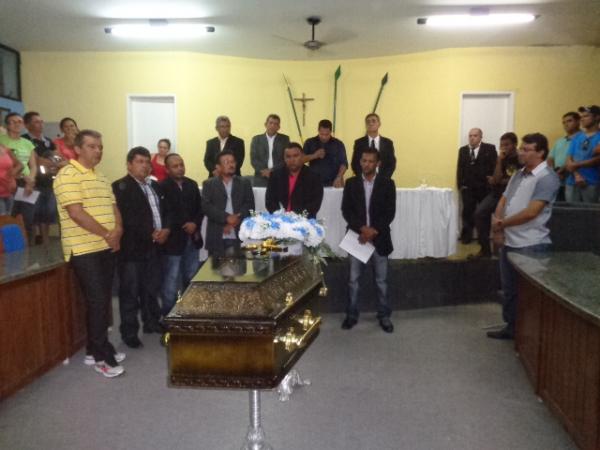 Emoção e comoção marcam sessão especial e sepultamento do Secretário Gonzaga Carvalho