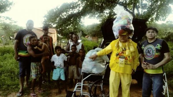 Colecionadores do Reggae e Repórter Amarelinho entregam cadeira de rodas a idosa