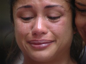 Anjo Maria ganha carta e se emociona