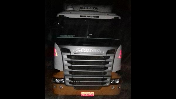 Carreta com placas do Espírito Santo é encontrada abandonada em Floriano
