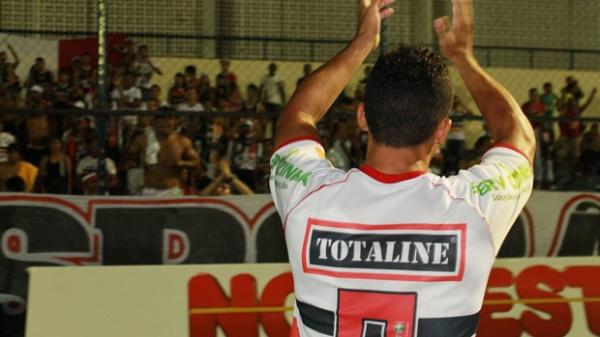 Ao final da partida, Kamar agradece a torcida do River-PI.(Imagem: N&aacute;yra Mac&ecirc;do/GLOBOESPORTE.COM)