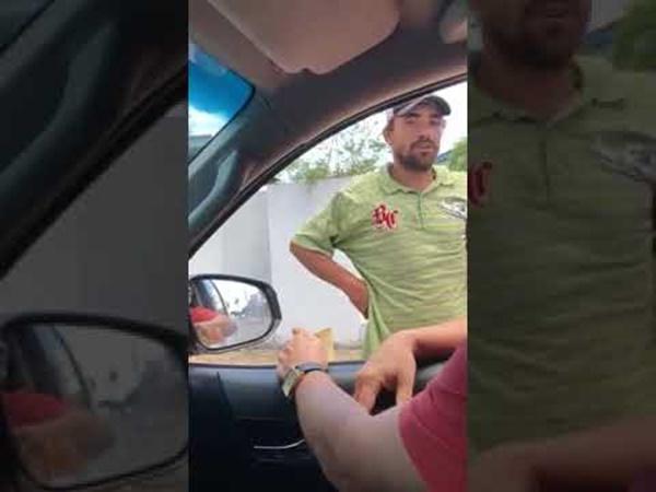Empresário finge dar dinheiro e agride morador de rua com tapa