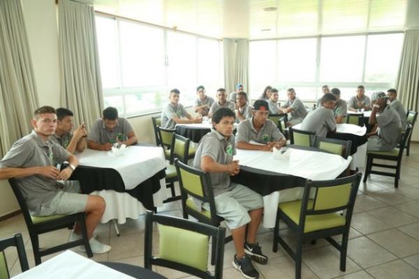 Atletas do Altos no hotel ap&oacute;s desembarque.(Imagem:Luis J&uacute;nior)