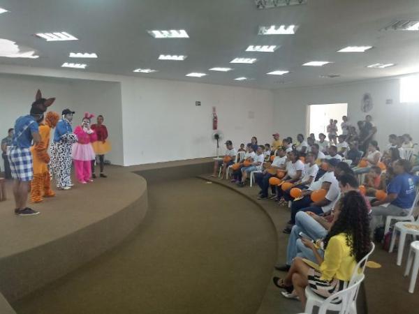 Pr&eacute;-estreia do espet&aacute;culo Leleco faz a alegria de crian&ccedil;as da APAE de Floriano.(Imagem:FlorianoNews)