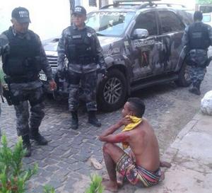 Suspeito de assalto detido com revólver é agredido por populares