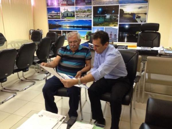 Diretor da APAE-Floriano, Coronel Manoel Vieira e Prefeito Gilberto J&uacute;nior.(Imagem:Secom)