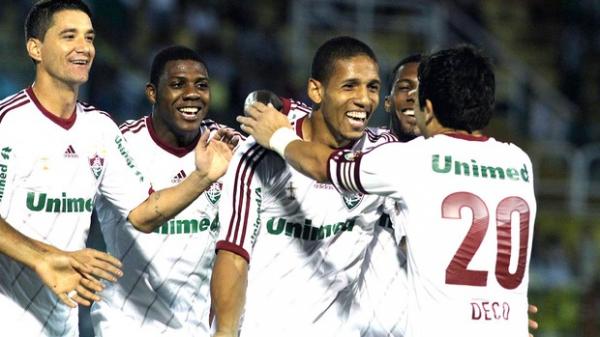 Ao comemorar um dos gols do Flu, Samuel vai abra&ccedil;ar 'gar&ccedil;om' Deco.(Imagem:Nelson Perez / Fluminense. F.C.)