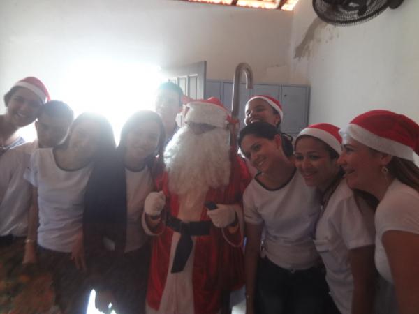 Papai Noel distribuiu presentes para crian&ccedil;as em Floriano.(Imagem:FlorianoNews)