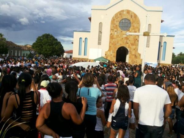 Celebrada missa de sétimo dia de vítima de estupro coletivo no Piauí