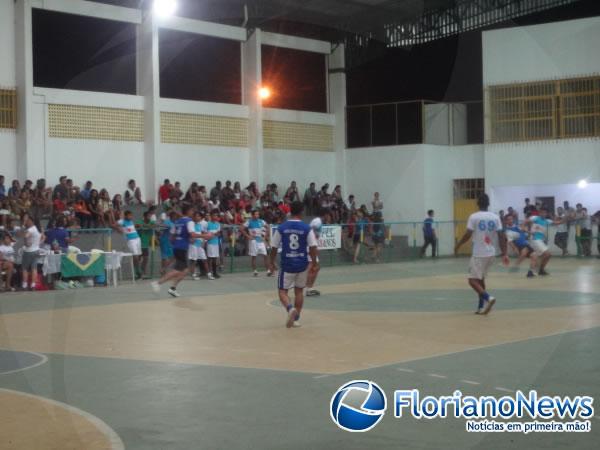Tarde esportiva &eacute; realizada com alunos do col&eacute;gio Estadual.(Imagem:FlorianoNews)