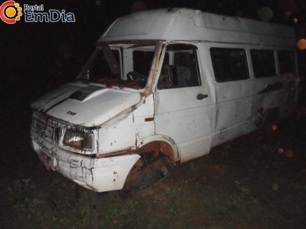 Veículo capota e motorista escapa ileso