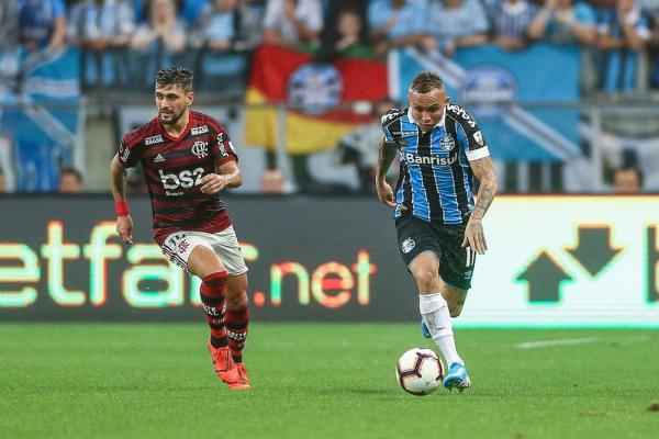 Arrascaeta se lesionou no jogo de ida com o Gr&ecirc;mio, em Porto Alegre.(Imagem: Lucas Uebel/Gr&ecirc;mio FBPA)