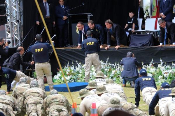 No fim do evento, Bolsonaro fez flex&otilde;es com os agentes.(Imagem: Diorgenes Pandini/ NSC)
