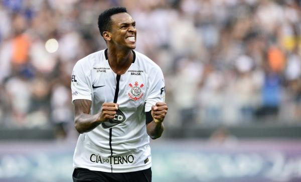 Corinthians encaminha retorno de Jô, mas atacante não tem pressa para fechar negócio