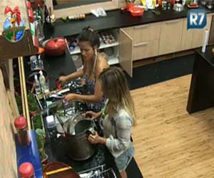 Apesar do clima muito pesado na cozinha, Carol quebra o gelo