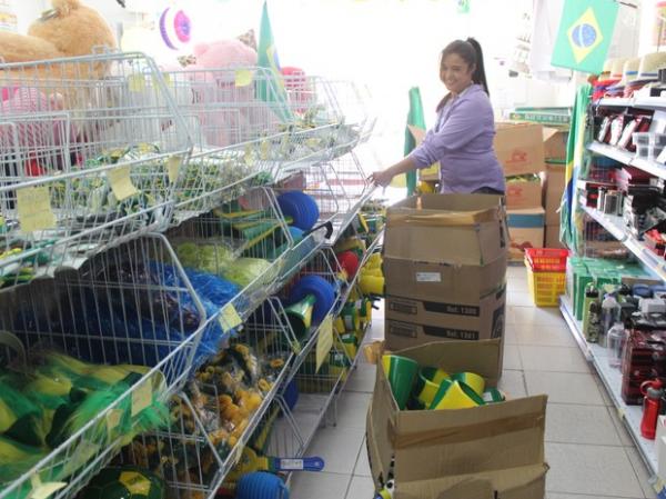 Após derrota, lojas dão desconto de até 70% e recolhem produtos