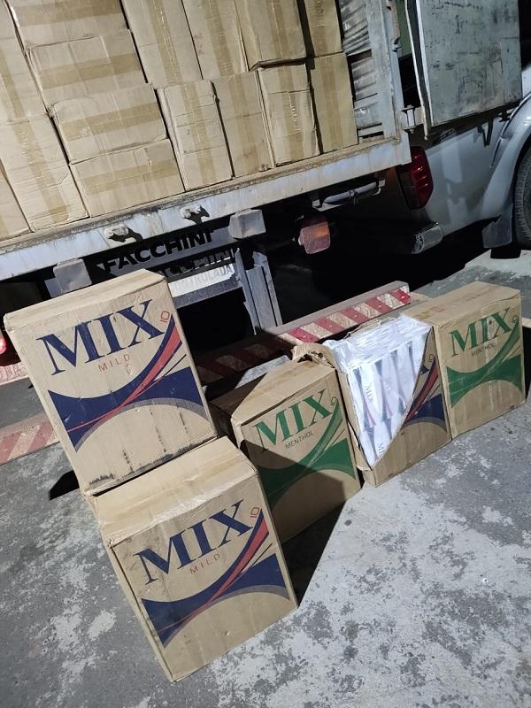 Carga ilegal com 700 caixas de cigarros é aprendida; grupo é preso em Simplício Mendes