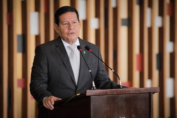 Mourão diz que foi avisado por Moro, via WhatsApp, de candidatura em 2022: Good Luck