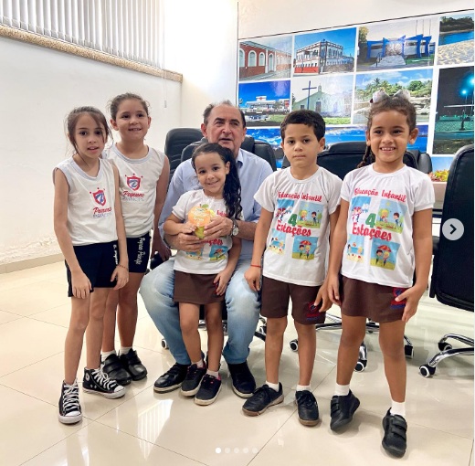 Alunos da Escola Pequeno Príncipe celebram o Dia da Árvore com piquenique na praça da Prefeitura