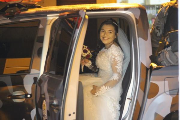 Noiva realiza sonho do noivo ao chegar na cerim&ocirc;nia de casamento em carro da Pol&iacute;cia Militar.(Imagem:Arquivo Pessoal)