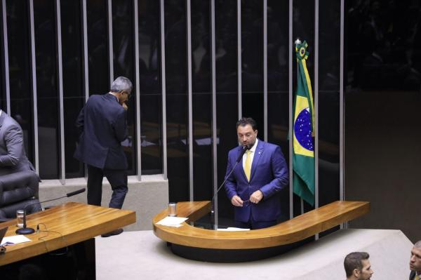 Câmara aprova fim do DPVAT, proposta do deputado Átila Lira, em pacote fiscal