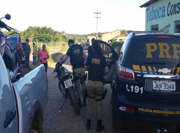 PRF prende assaltante e recupera duas motos roubadas numa s&oacute; a&ccedil;&atilde;o.(Imagem:NUCOM/PRF/PI)