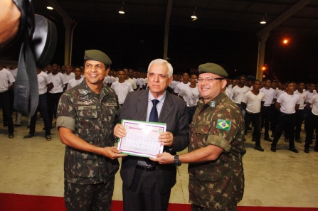 Deputado Themístocles Filho recebe homenagem