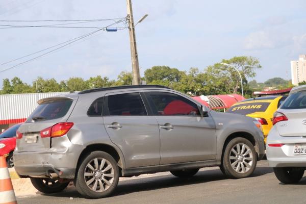 Três carros se envolvem em acidente com VLT na Zona Sul de Teresina