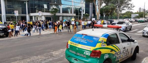 Familiares de presos da Cadeia Pública de Altos protestam após 5ª morte com suspeita de leptospirose