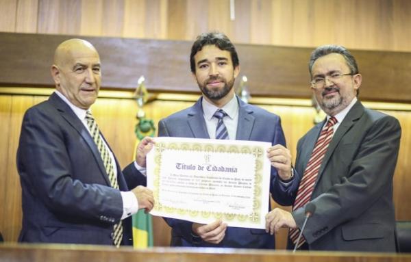 "O Piauí me abraçou", diz Ramon Currius ao receber título de cidadão piauiense