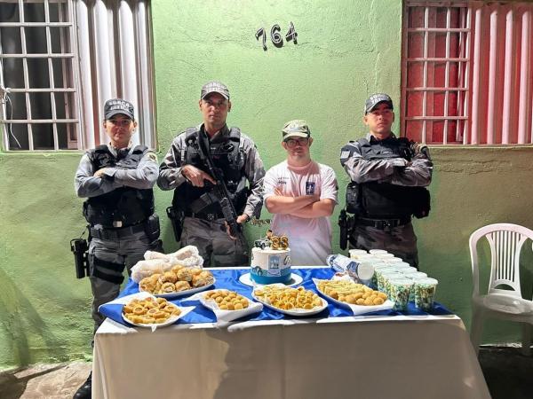 Pol&iacute;cia Militar do Piau&iacute; participa de anivers&aacute;rio de jovem com S&iacute;ndrome de Down e f&atilde; da corpora&ccedil;&atilde;o em Floriano.(Imagem:Divulga&ccedil;&atilde;o)