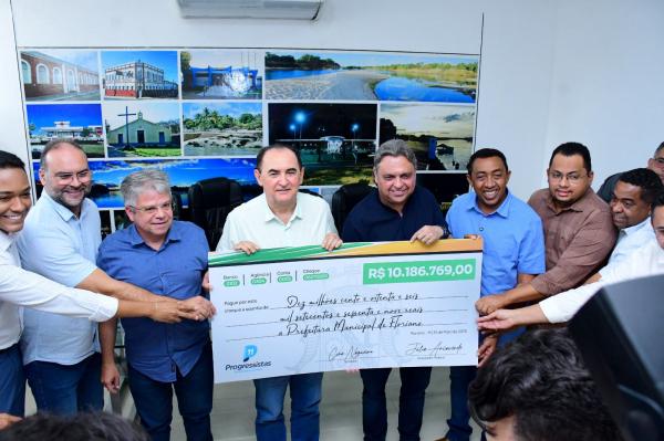Representando o senador Ciro Nogueira, Joel Rodrigues entrega destina&ccedil;&atilde;o de mais de 10 milh&otilde;es para Floriano.(Imagem:Secom)