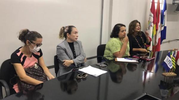 Secretaria de pol&iacute;ticas para as mulheres, Zenaide Lustosa, e delegadas da mulher do Piau&iacute;.(Imagem: L&iacute;via Ferreira/g1 PI)