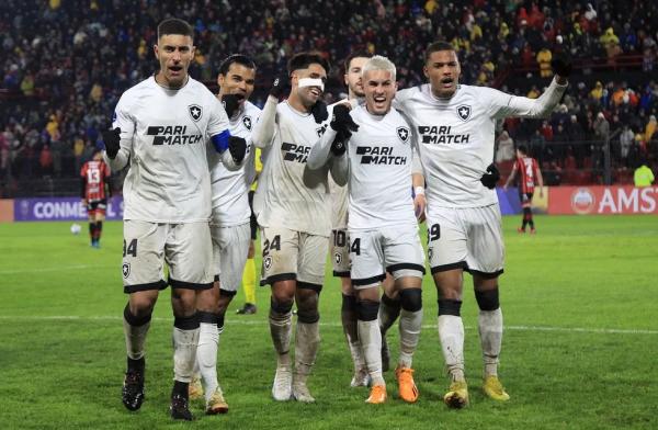 Análise: Botafogo supera gramado alagado e bota um pé nas oitavas da Sul-Americana