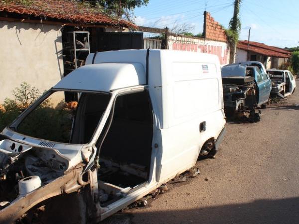 Moradores denunciam que sucatas são criatórios de mosquito da dengue