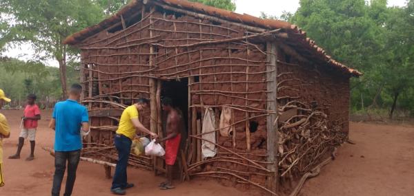 Projeto Amarelinho realiza doa&ccedil;&atilde;o de roupas e alimentos a moradores da zona rural de Floriano(Imagem:FlorianoNews)