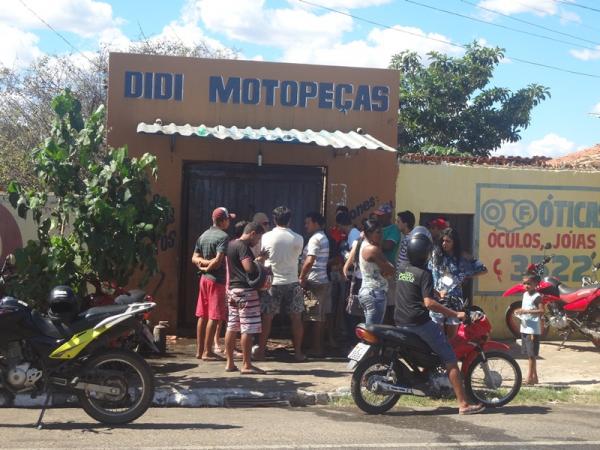 Fogo destr&oacute;i loja de autope&ccedil;as em Floriano.(Imagem:FlorianoNews)