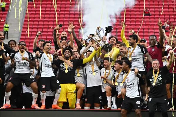 Análise: Corinthians se agiganta, supera virose e faz o improvável para ser campeão da Supercopa