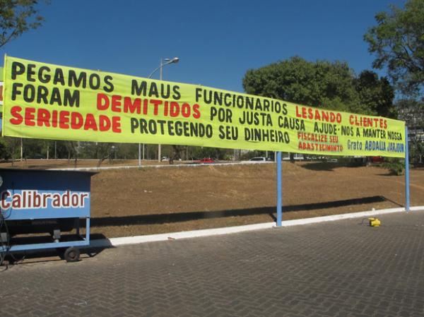 Posto do DF anuncia demiss&atilde;o de funcion&aacute;rios por justa causa em faixa.(Imagem: Mariana Zoccoli/G1)