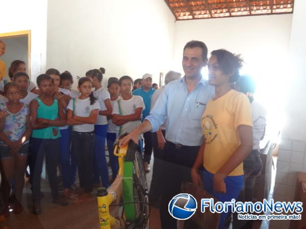 Estudantes da localidade Vereda Grande recebem bicicletas do Pedala Piau&iacute;.(Imagem:FlorianoNews)